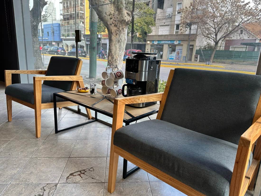 Sala de espera para clientes con estación de café