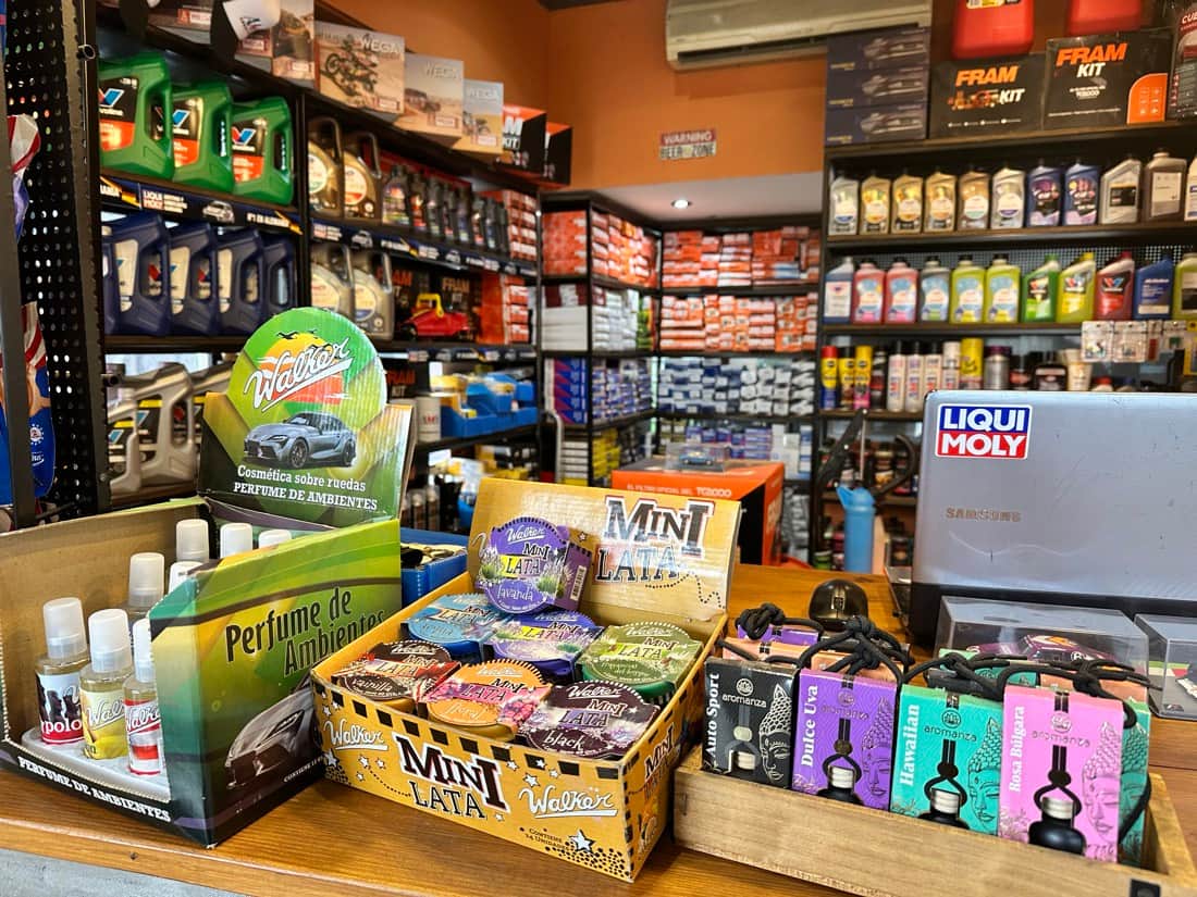 Mostrador con productos y accesorios en venta